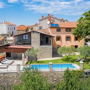 Гостевой дом Stone Zamask With A Pool And A Lovely View, Пазин